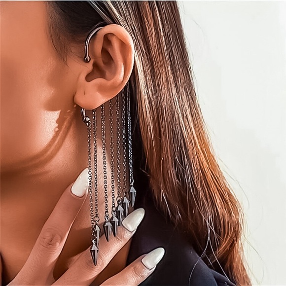 ⚜️[𝟯/$𝟮𝟴]⚜️Gun Color Tassel Single Wrap Earring NEW - Picture 3 of 6